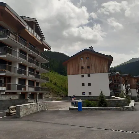 Skis Aux Pieds Proche Centre, Balcon, Parking, Animaux Admis - Fr-1-514-33 Courchevel